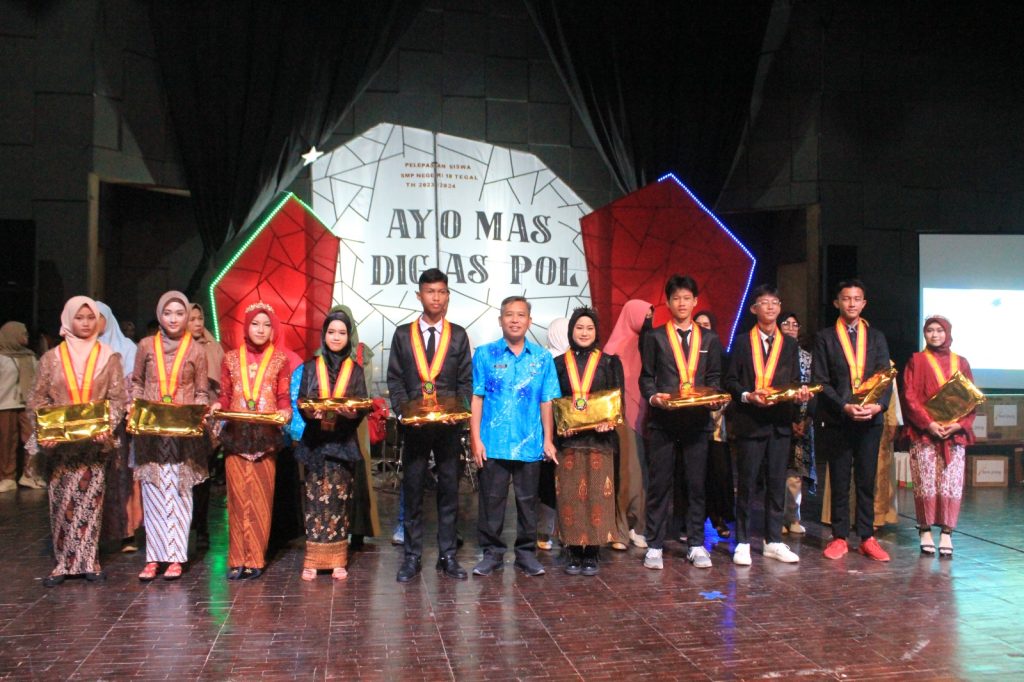 SMPN 10 KOTA TEGAL GELAR PENTAS SENI DAN PERPISAHAN KELAS IX 1