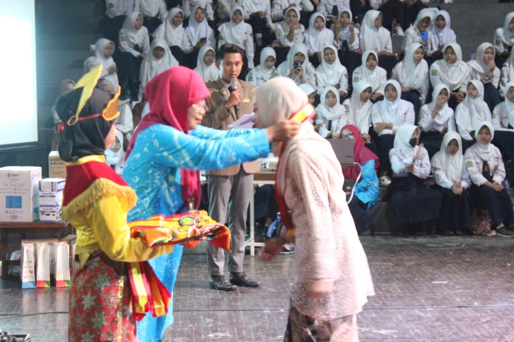 SMPN 10 KOTA TEGAL GELAR PENTAS SENI DAN PERPISAHAN KELAS IX 3
