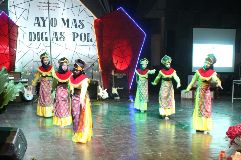SMPN 10 KOTA TEGAL GELAR PENTAS SENI DAN PERPISAHAN KELAS IX 4